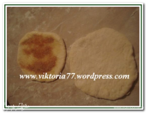 Раскатать небольшой круг, смазать его маслом, посыпать сахаром и корицей и свернуть рулетом. Сложить рулет пополам и у конца, где соединятся два противоположных окончания, немного прижать их рукой.