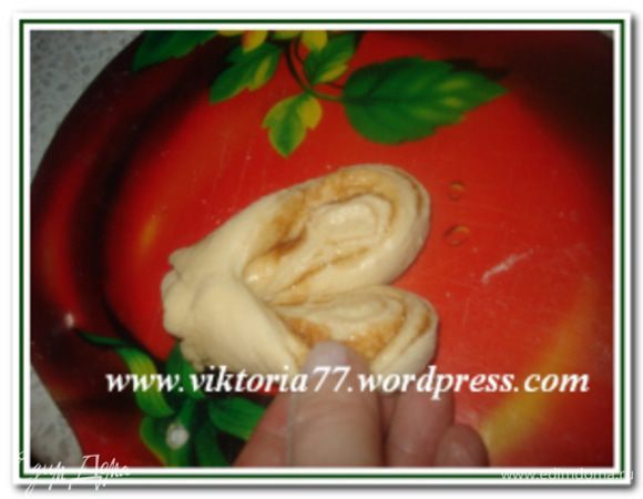 Разрезанные части вывернуть наружу, как бы раскрывая.