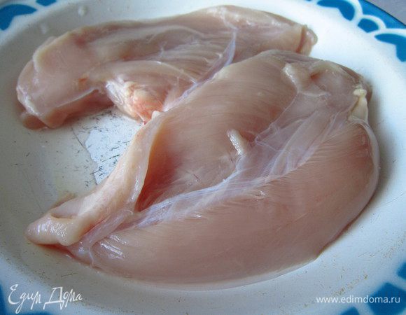 Куриную грудку промыть, аккуратно удалить косточки.
