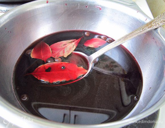 Смешать вино с солью, сахаром, добавить перец черный и душистый, лавровый лист. Маринад прогреть, чтобы растворились соль и сахар, но не кипятить.