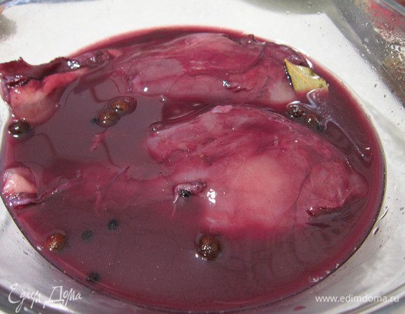 В охлажденный маринад переложить куриную грудку, емкость накрыть и убрать в холодильник на 5-6 часов.