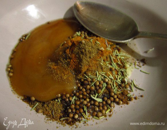 Приготовить смесь для обмазывания: соединить мёд, чеснок, натертый на мелкой терке, пряности, оливковое масло, тщательно смешать.