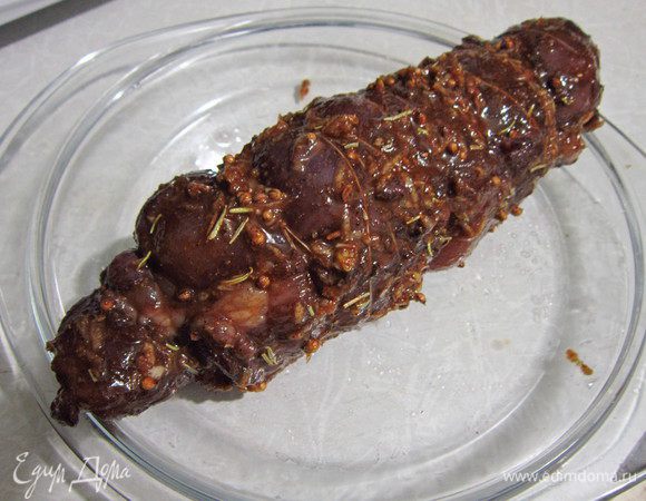 Маринованную куриную грудку обсушить бумажным полотенцем, нанести смесь для обмазывания и ставить на 2-3 часа. Затем плотно свернуть грудку рулетом, перевязать нитками для сохранения формы, завернуть в фольгу и поставить в духовку разогретую до 250 градусов на 20 минут. Затем духовку отключить и оставить до полного остывания. 