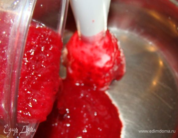 Тщательно измельчить в блендере; добавить вино, воду, сахар, специи, довести до кипения, выключить огонь. Добавить масло в соус, хорошо перемешать