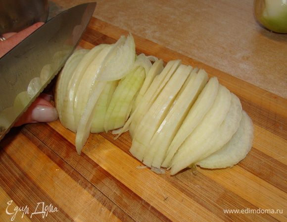 Лук нарезать тонкими полукольцами