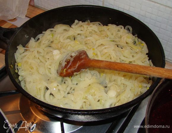 Пассеровать на раст.масле до легкого золотистого оттенка