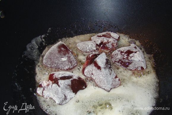 Вымыть и обсушить печень, нарезать крупными кусками. Разогреть в сковороде сливочное масло + пару ложек растительного. Обмакнуть печень в муке, обжаривать на сильном огне с двух сторон. Соединить в сотейнике или глубокой сковороде печень с луком, посолить, добавить щепотку мускатного ореха, залить кипятком и тушить на среднем огне 15-20 минут.