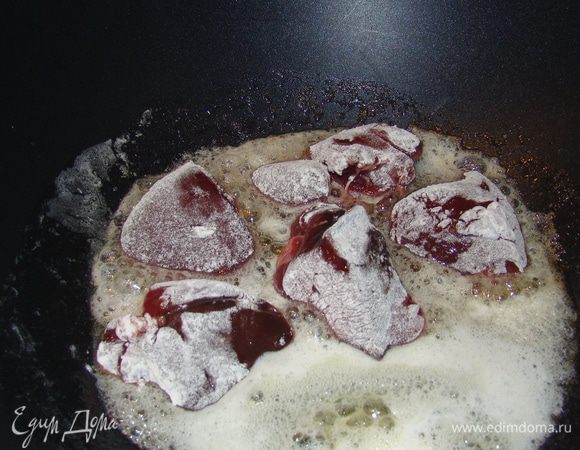 Вымыть и обсушить печень, нарезать крупными кусками. Разогреть в сковороде сливочное масло + пару ложек растительного. Обмакнуть печень в муке, обжаривать на сильном огне с двух сторон. Соединить в сотейнике или глубокой сковороде печень с луком, посолить, добавить щепотку мускатного ореха, залить кипятком и тушить на среднем огне 15-20 минут.