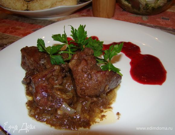 Полить соусом, подать к столу. Приятного аппетита!