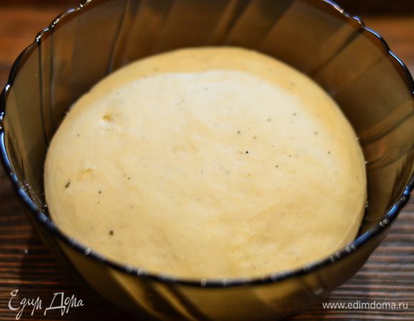 Готовим тесто. Дрожжи смешиваем с теплой водой,оставляем на 10 минут. Отдельно смешиваем все сухие ингредиенты, добавляем  туда же воду с дрожжами,оливковое масло, базилик и вымешиваем тесто,оно не должно сильно липнуть к рукам,можно немного смазать руки оливковым маслом. Когда тесто вымесили, положить его в емкость,слегка смазанную маслом,накрыть и оставить на 40 минут в теплом место.