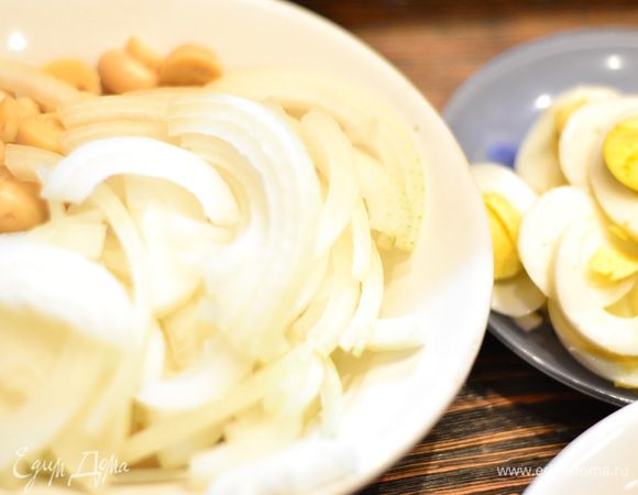 грибы, также кольцами лук и яйцо.