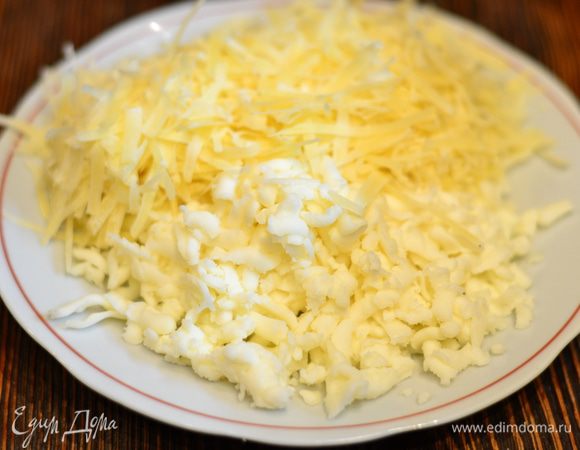 Натираем на терке сыры.