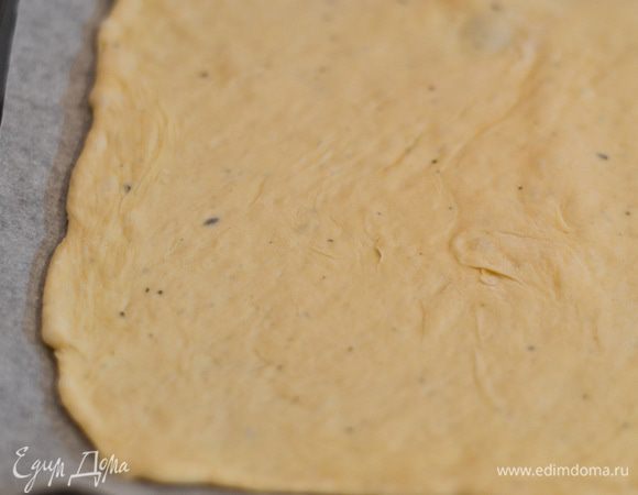 Берем тесто,кладем его на посыпанное рабочее место,я сразу же на пергамент и пальцами,можно скалкой распределить в прямоугольный пласт. Я его распределила скалкой  очень тонко, и из-за этого тяжело было его свернуть в рулет, но зато потом так вкусно!