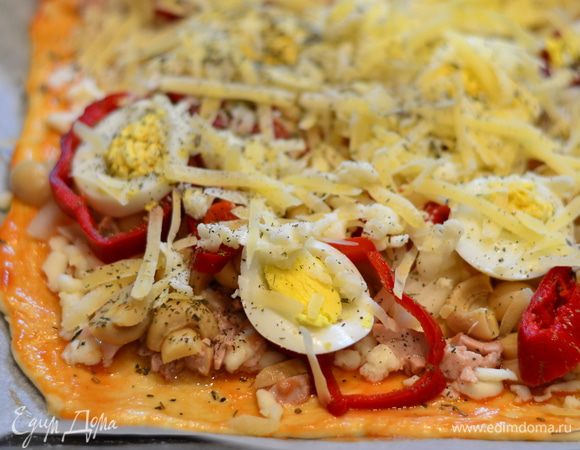 Тесто смазываем оливковым масло,затем томатным соусом,посыпать тертой моцареллой, туда же - печень трески,лук,перец,грибы.яйца и в конце,пармезан,немного оставить для посыпки пиццы.