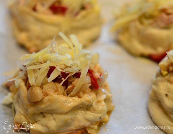 Выложить роллы на пергамент,посыпать немного сыром и выпекать при температуре 200 градусов около 30 минут.