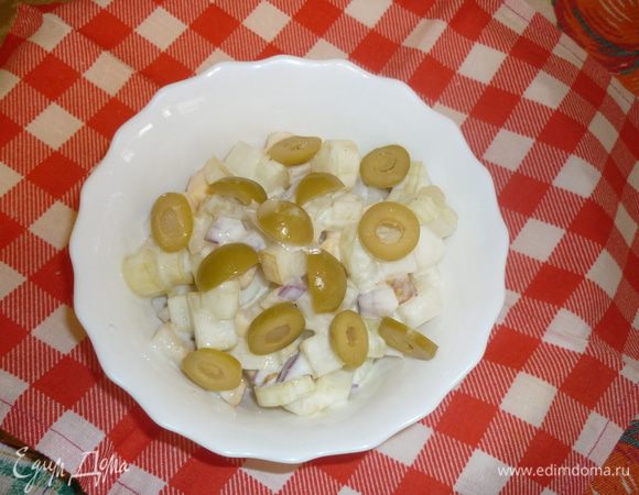 перемешиваем все. заправляем йогуртом. сверху оливки. для цвета и вкуса. если вас смущает бледный вид, посыпьте зарнышками граната. для любимого мужа можно добавить в салат ветчину, а заправить сметаной или майонезом. посмотрите на мою фотографию. разве я похожа на жертву диет? но салатик этот просто обожаю. и именно с йогуртом и без всяких МЯС-КОЛБАС, потому что вкусно.