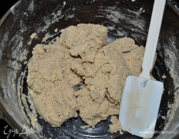 Затем добавить ванилин, соль и яйцо. Снизить скорость, добавить муку и пекан, перемешать.