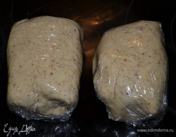 Поделить тесто на 2 части, закрыть пищевой пленкой и положить в холодильник на 5 часов.