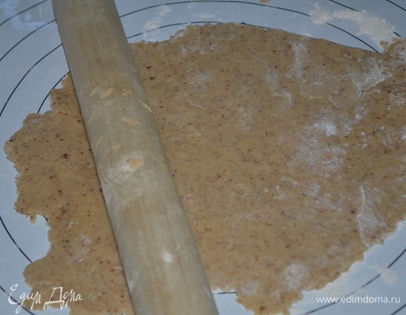 Разогреть духовку на 160 гр. Достанем из холодильника брусок теста,дадим полежать при комнатной тем-ре 10 мин. И начнем раскатывать, не тонко.Используем муку, если надо, для скалки и стола.