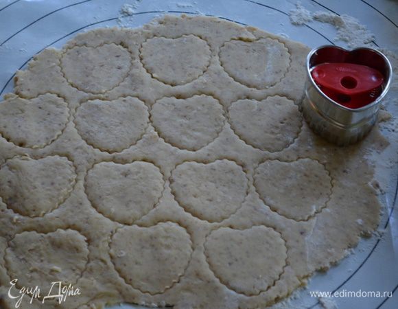 Разрежем формочками тесто, считаем кол-во, чтоб получилось равное для нижнего слоя и верхнего.