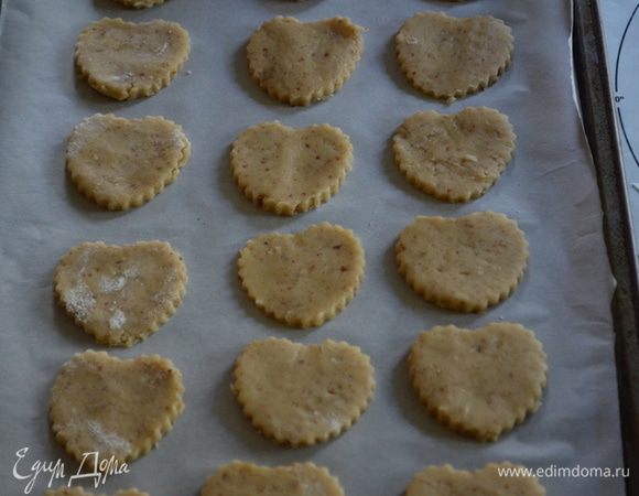 На противни выложим бумагу для выпечки и перенесем наши печенья.Поставим в холодильник и вырезаем остальную часть теста.
Поставим первый противень после холодильника в духовку и выпекаем примерно 17-20 мин. Или чтоб кончики печенья были слегка коричневыми.