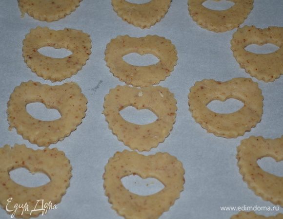 Повторим со вторым противнем и вторым куском теста также,вырезая теперь вверх печенья.