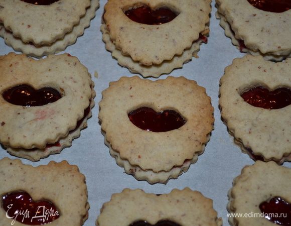 Джем выложим в емкость и хорошо перемешаем. Затем прослоим каждое печенье и закроем второй половинкой.