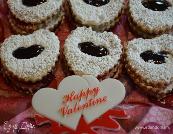 Украсим печенье, присыпав сверху сахарной пудрой. Приятного вам праздника, друзья!!!