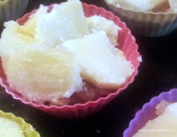  затем нарезанный ломтиками отварной картофель.
Яйца взбить с мукой, солью и перцем. Залить этой смесью овощи и поставить в заранее разогретую до 200С духовку. Выпекать до золотистой корочки.
 