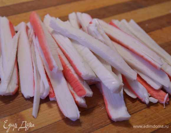 Крабовые палочки нарезать вдоль на 4 части и напополам (Это фото сделано, когда я готовила роллы. Для салата я палочки разрезала еще на 2 части, чтобы они покороче были).