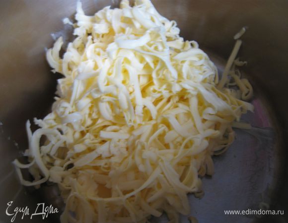  Сливочное масло комнатной температуры натереть на терке.



