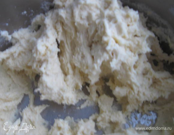 Смешать  масло с 1,5 стаканами муки.  Влить в тесто полстакана сметаны и хорошо перемешайте. В конце добавить разрыхлитель. 
