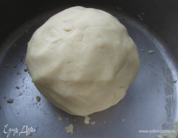   Перемешать и немного помесить тесто руками. Тесто должно получиться мягкое и не прилипать к рукам.
