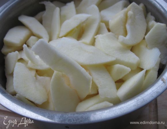  Яблоки очистить от кожуры  и  нарезать на тонкие пластиночки, похожие на лепестки . Чем тоньше, тем нежнее получится пирог. 

