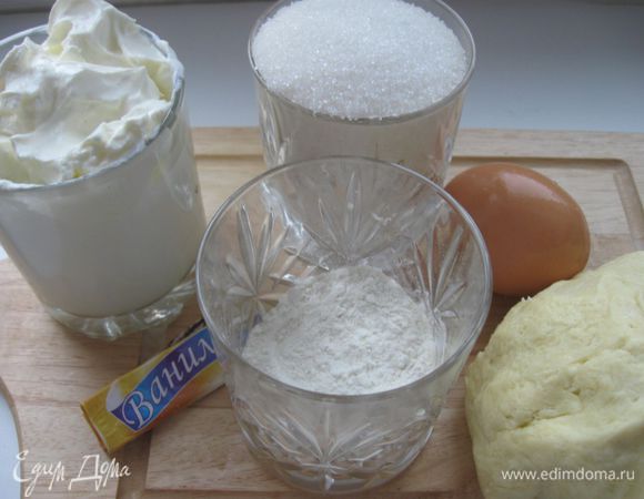 В отдельной посуде смешать 1 стакан сметаны, яйцо, сахар и 2 столовые ложки муки, слегка взбить. 


