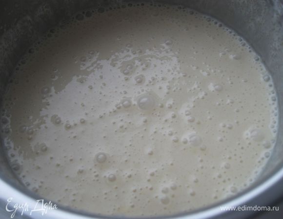 Крем по консистенции должен получиться достаточно жидким. Добавить ванилин. 
