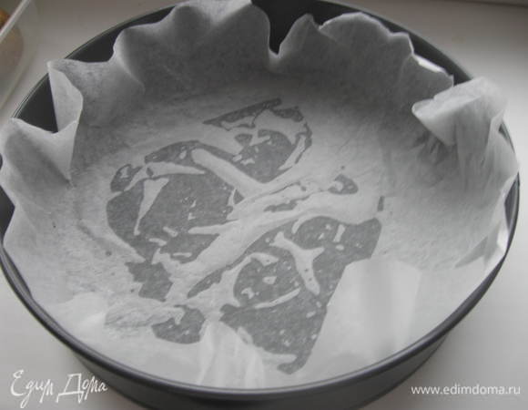 Положить  на дно формы  бумагу для выпекания  (или на дно смазанной маслом формы насыпать  тонкий слой манки) .


