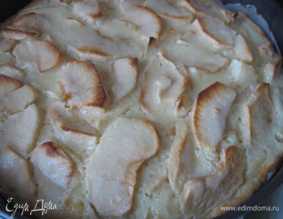 Разогреть духовку до 180 градусов, поместить туда форму и выпекать  минут 50. Вынуть пирог из духовки. 

