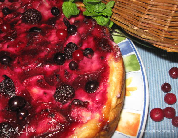 Протереть смесь ягод на пирог через сито. Украсить оттаявшими после заморозки ягодами.

