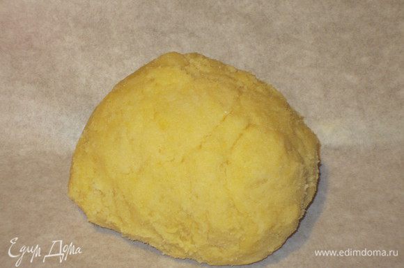 Ввести яйцо и желток,быстро замесить гладкое и однородное тесто, завернуть в бумагу для выпечки и поместить в холодильник на 30 минут.