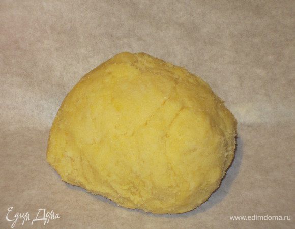Ввести яйцо и желток,быстро замесить гладкое и однородное тесто, завернуть в бумагу для выпечки и поместить в холодильник на 30 минут.