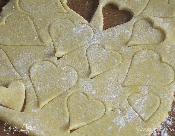 Раскатать тесто толщиной 0.3-0.6 см и вырезать формочками печенье.