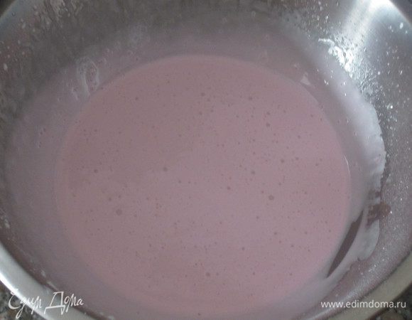 Глазурь: Взбить белки,постепенно подсыпая сахарную пудру. В самом конце ввести лимонный сок и краситель (регулируйте количество в зависимости от желаемой консистенции).