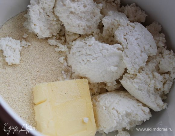 В чаше блендера смешать творог, сливочное масло, 100гр сахар,1ст.л.  крахмал и манную крупу.Взбить до однородной массы