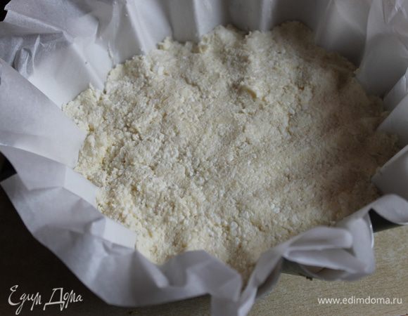 Выложить в любую форму застеленную бумагой.