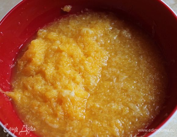 Чистим 2 апельсина, удаляем косточки, прожилки и смешиваем в блендаре.