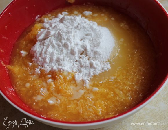 Добавляем 100гр  сахар и 2ст.л. крахмала , взбиваем . Сахар можно убавить..я брала менше нормы.