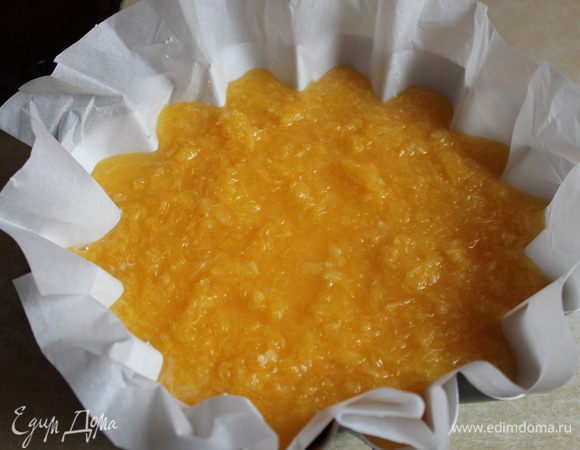 ... выливаем эту массу на творог . Ставим в духовку на 180гр  45 минут. Готовую запеканку, ставим остывать и убираем лучше всего на ночь  в холодильник...я не смогла столько ждать и разрезала через 3 часа...Вкус бесподобный...