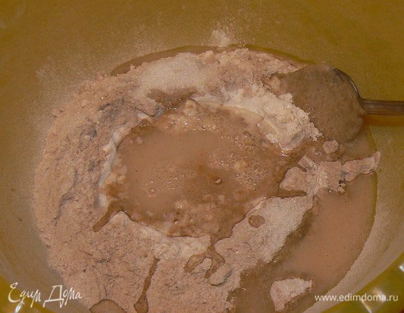 добавить воду,соль.сахар,перемешать