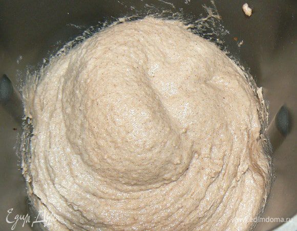 Тесто с  ржаной и гречневой мукой липкое, поэтому я решила замешивать тесто в хлебопечке..Установила замес 10 минут на программе "Кекс"  важно чтобы замес начинался, без предварительного подогрева.
